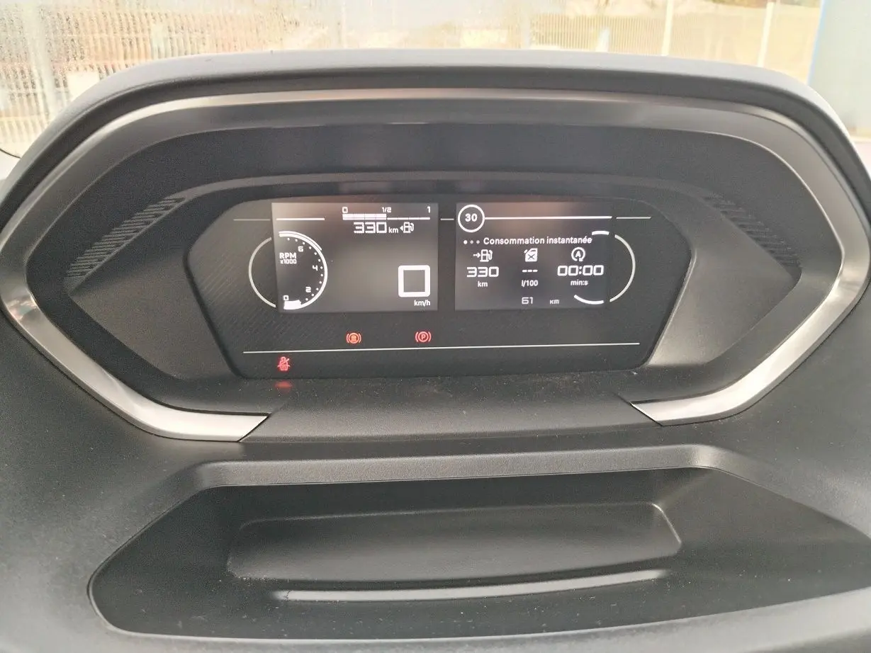 Tableau de bord numérique du Peugeot Partner Fourgon 2025, affichage clair des données de conduite en noir et blanc.