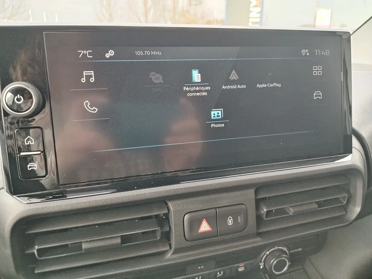 Écran tactile central du tableau de bord du Peugeot Partner Fourgon 2025 avec commandes climatisation et ventilation visibles.