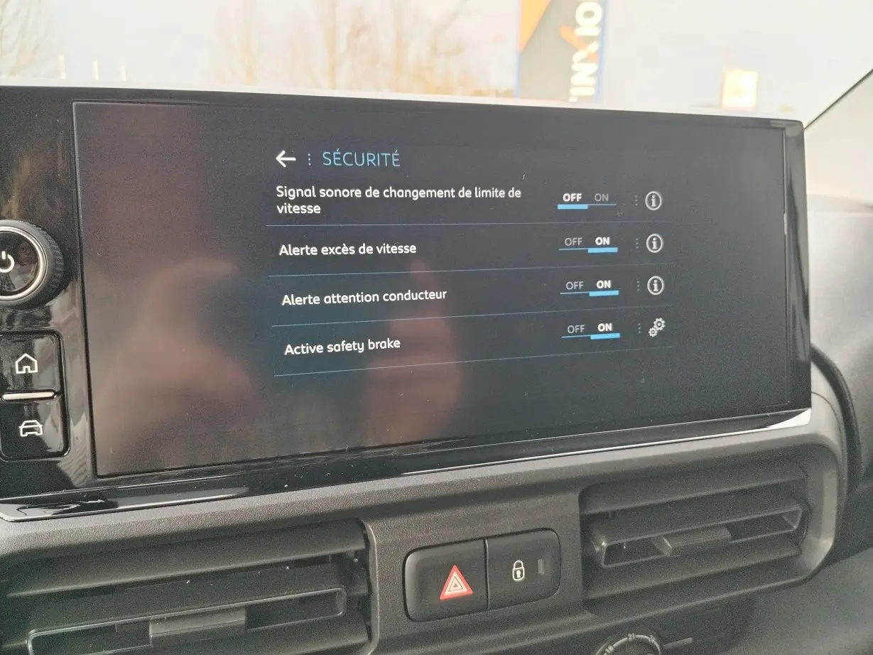 Écran tactile intérieur du Peugeot Partner Fourgon blanc, affichant les réglages de sécurité du véhicule.
