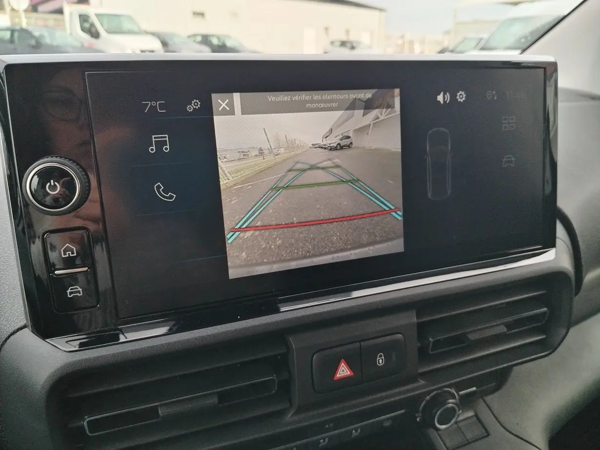 Écran tactile intérieur du Peugeot Partner Fourgon blanc 2025 montrant la caméra de recul avec guidage coloré.