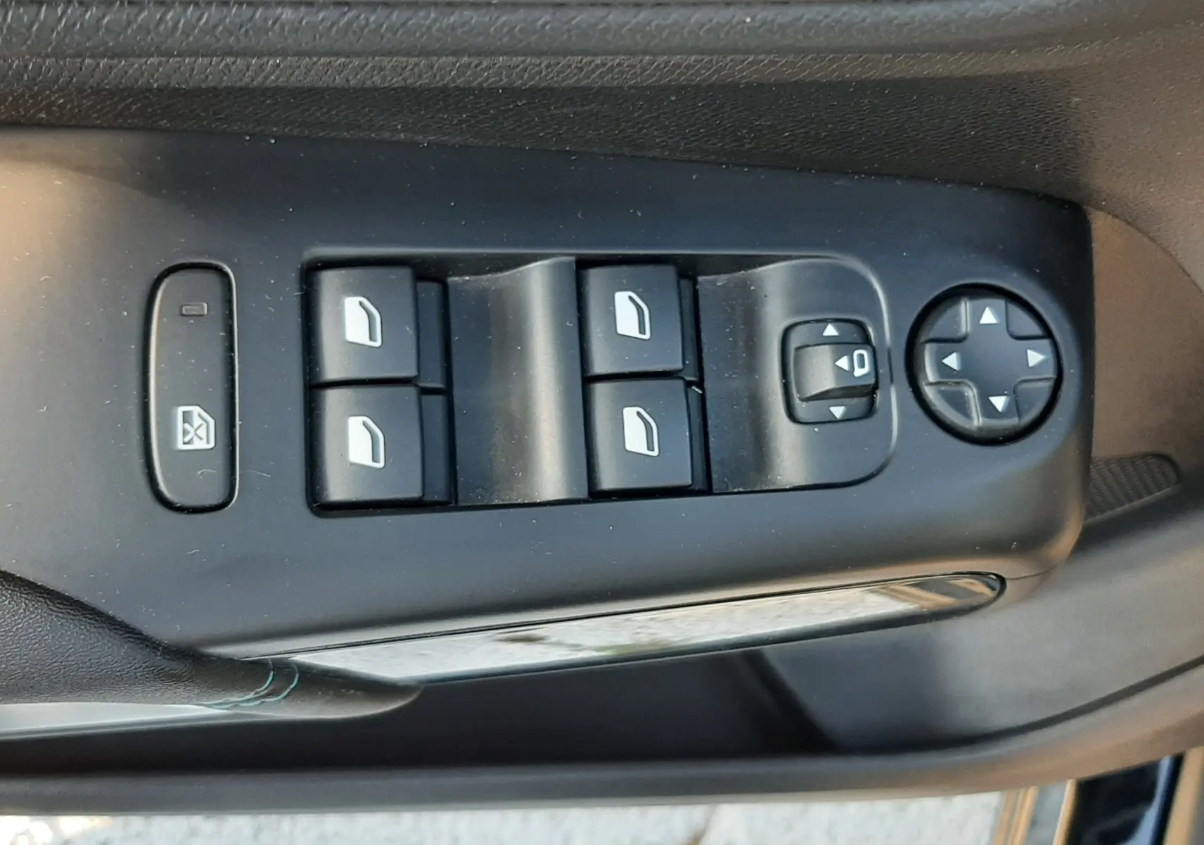 Vue rapprochée des commandes de lève-vitres et réglage des rétroviseurs côté conducteur d'un Citroën C5 Aircross noir Perla Nera 2024.
