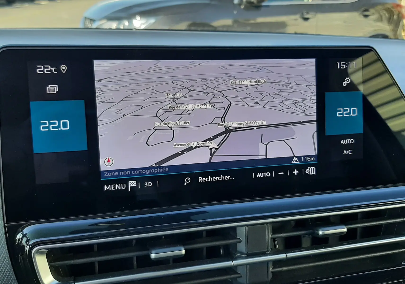 Vue intérieure du tableau de bord du Citroën C5 Aircross noir, écran tactile affichant la navigation et la climatisation à 22°C.