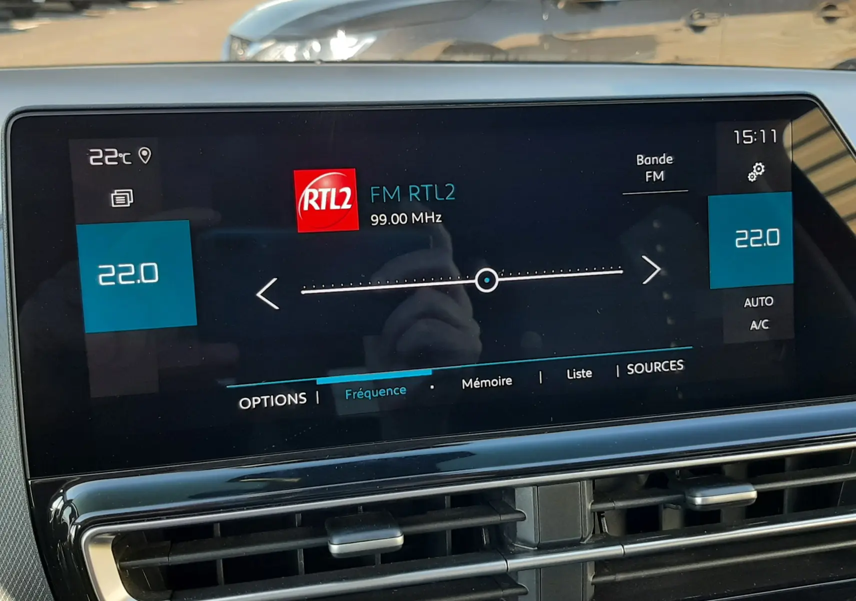 Tableau de bord de Citroën C5 Aircross noir Perla Nera 2024, affichage central avec radio FM RTL2 et climatisation à 22°C.