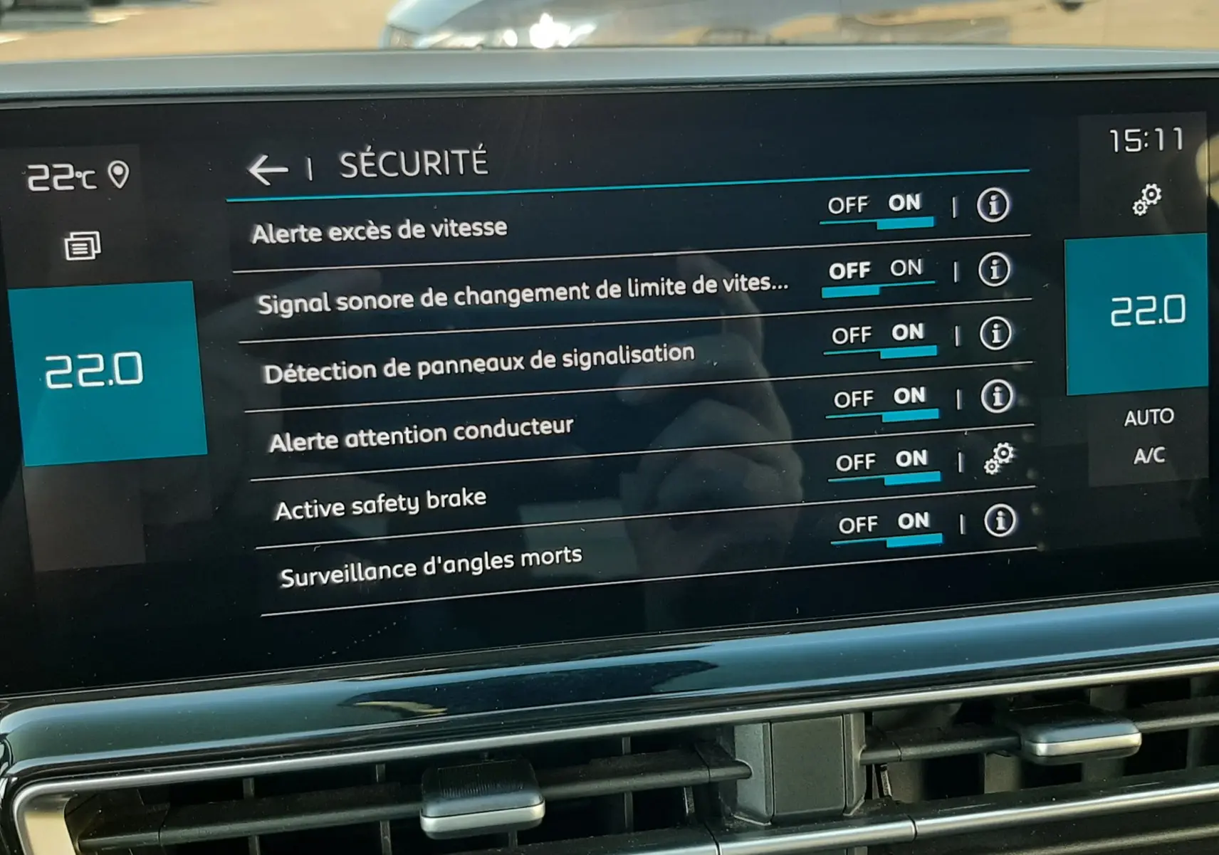 Écran tactile intérieur du Citroën C5 Aircross 2024 affichant les réglages de sécurité avec climatisation à 22°C.
