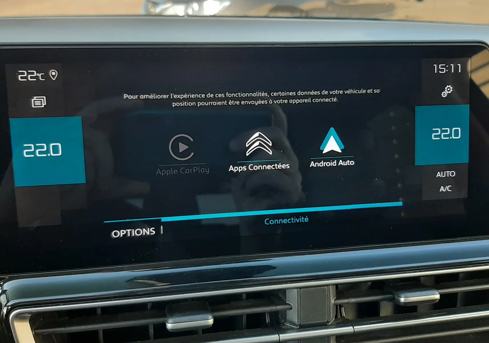 Vue rapprochée de l’écran tactile central du Citroën C5 Aircross noir Perla Nera 2024 affichant les options Apple CarPlay et Android Auto.