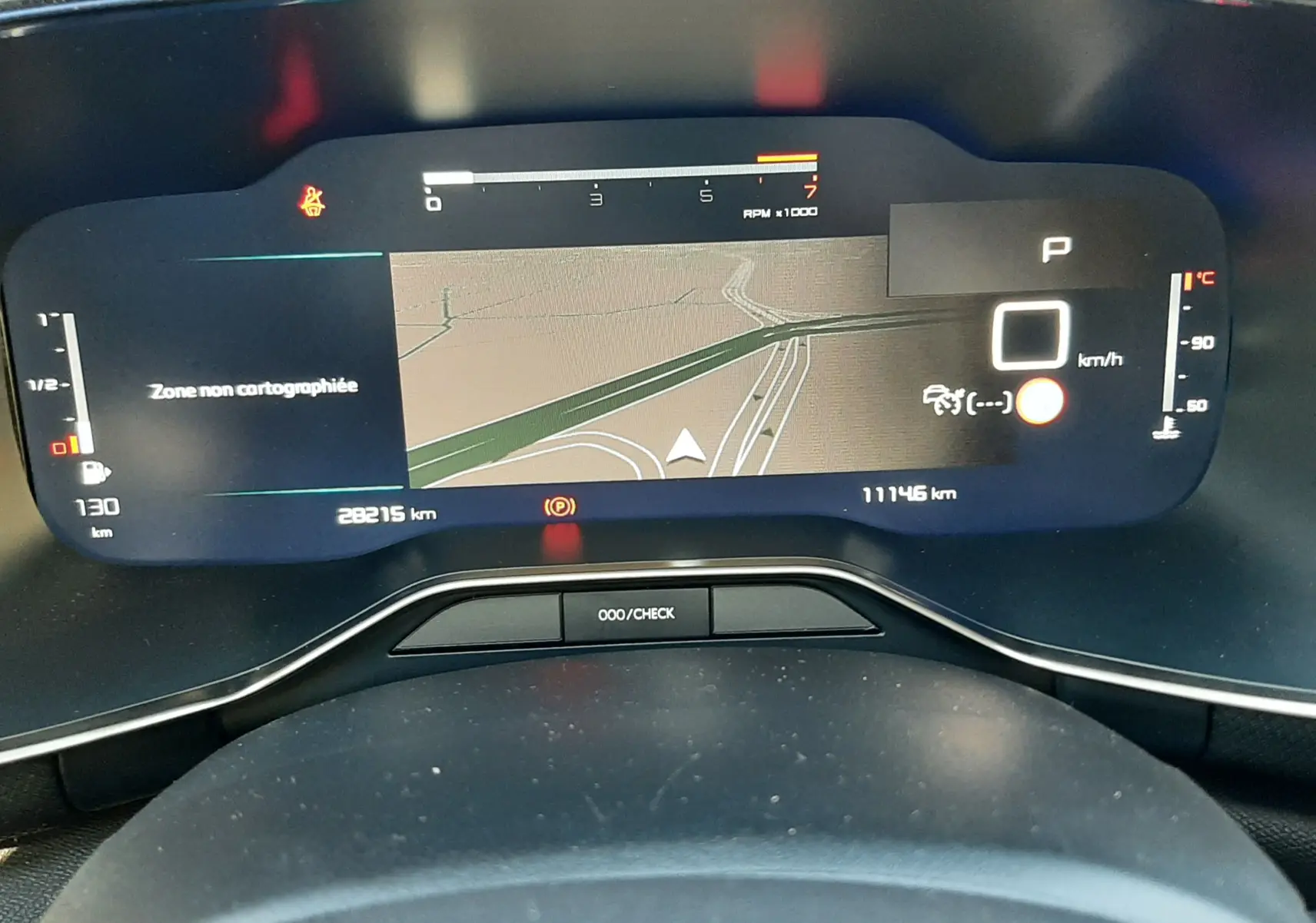 Vue rapprochée du tableau de bord numérique du Citroën C5 Aircross 2024, affichant la navigation et les indicateurs de vitesse et température.