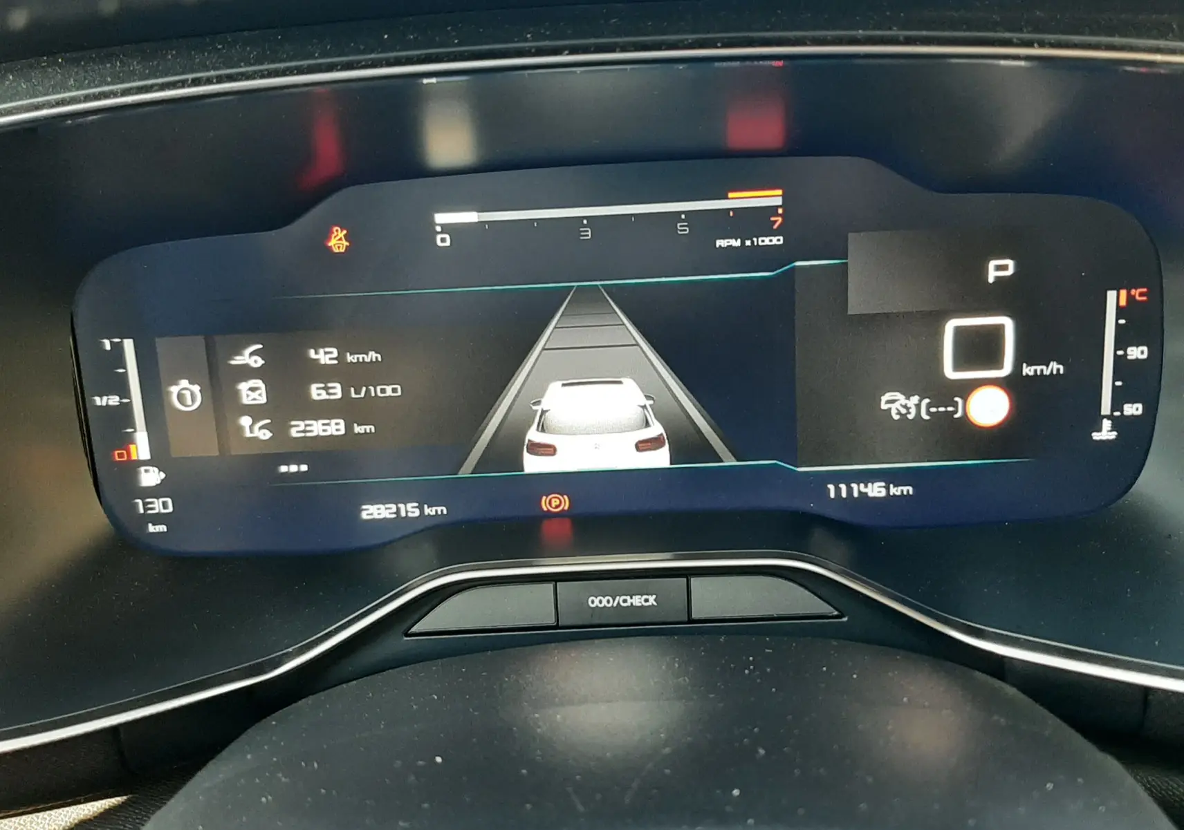 Vue rapprochée du tableau de bord numérique du Citroën C5 Aircross noir, affichant la vitesse, la consommation et l'odomètre.