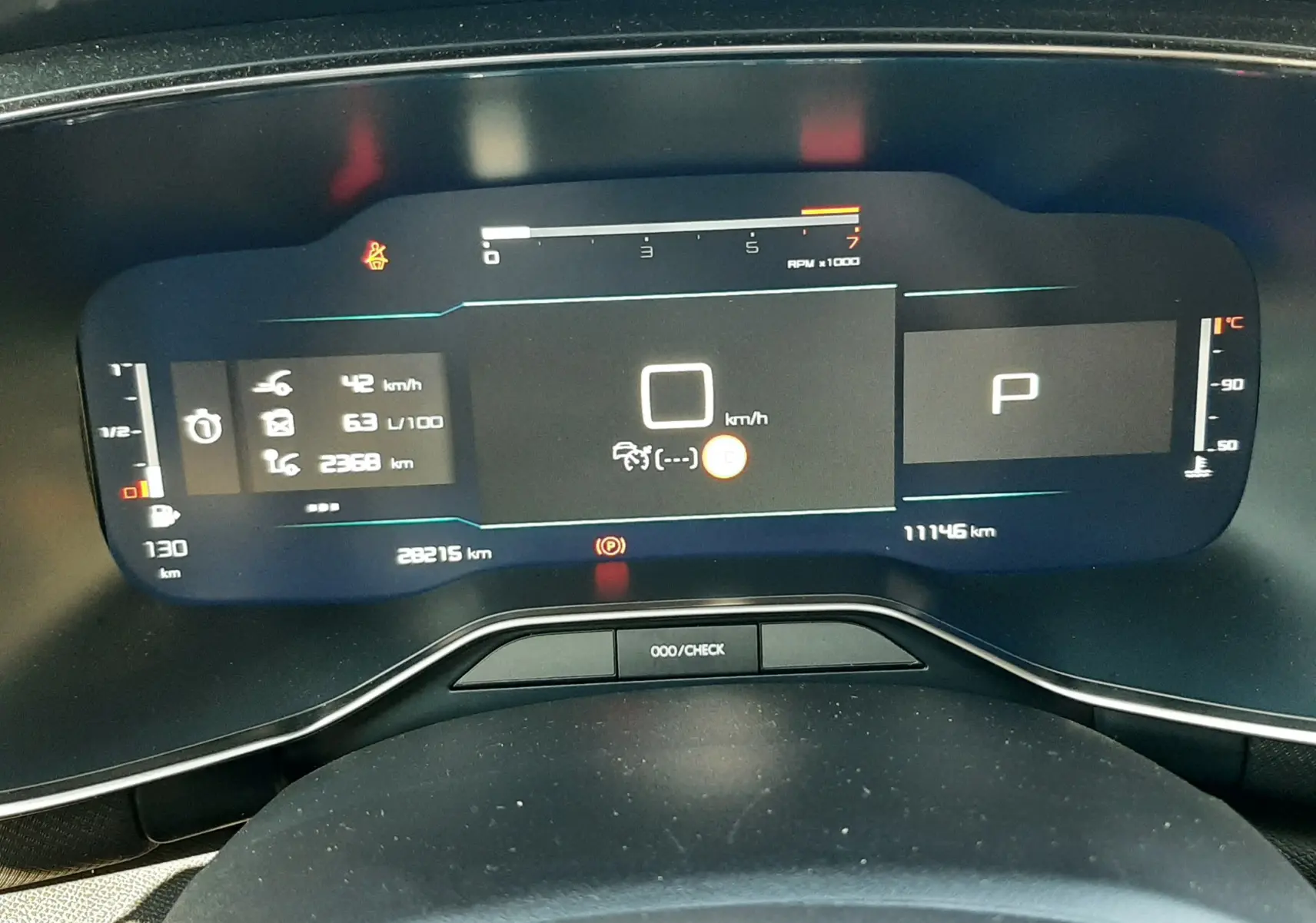 Tableau de bord numérique du Citroën C5 Aircross 2024, affichage digital clair avec compte-tours et vitesse à zéro.