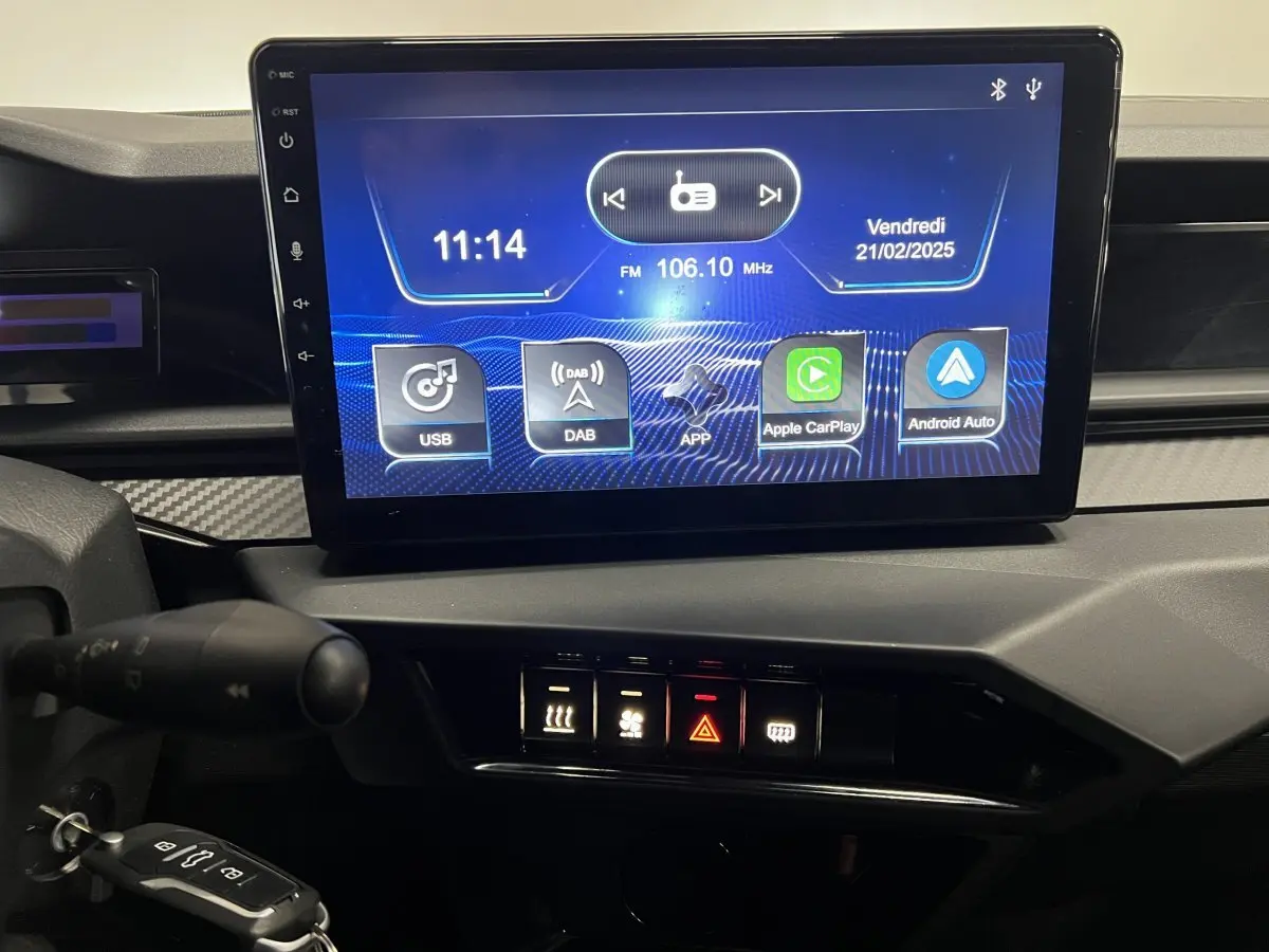 Vue rapprochée de l’écran tactile central et des commandes du tableau de bord de la LIGIER JS50 BEV 8KWH ELITE 2025.