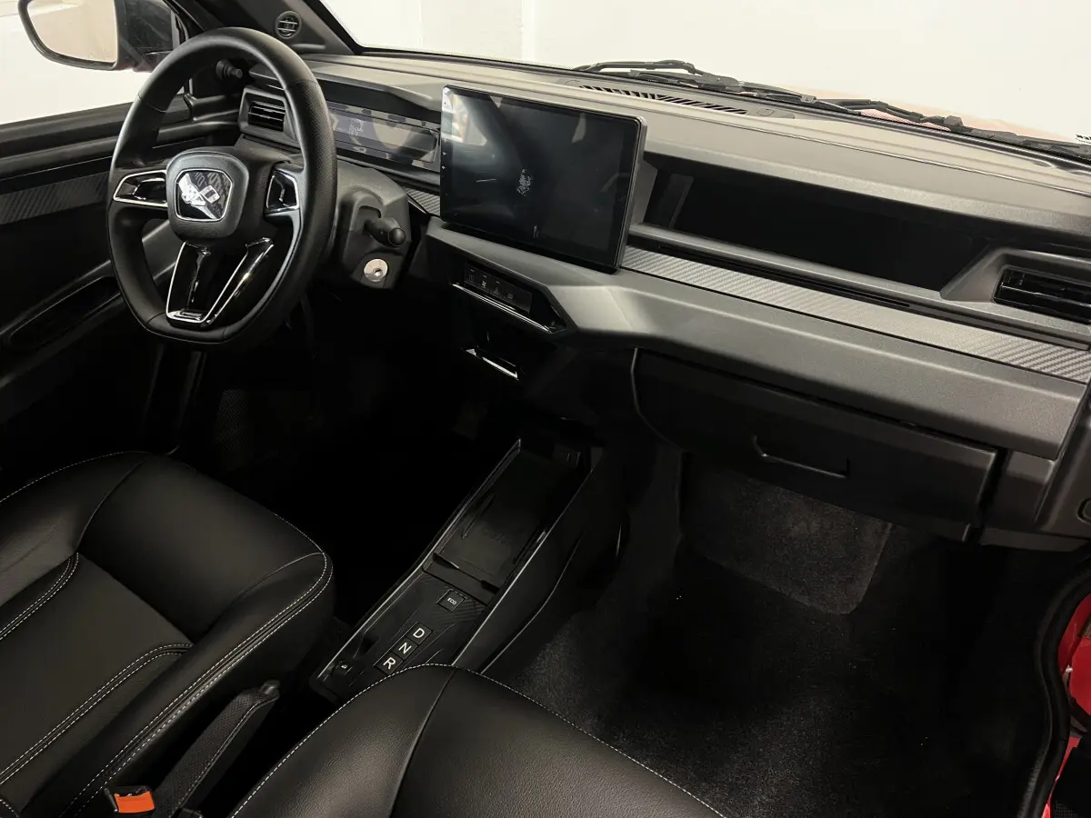 Intérieur de la LIGIER JS50 BEV 8KWH ELITE 2025, vue côté conducteur, tableau de bord moderne avec écran tactile.