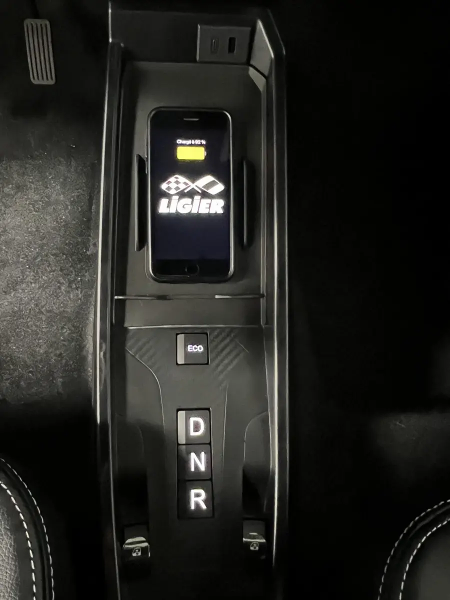 Vue plongeante sur la console centrale noire du Ligier JS50 BEV 8KWH Elite avec commandes D, N, R et bouton ECO.