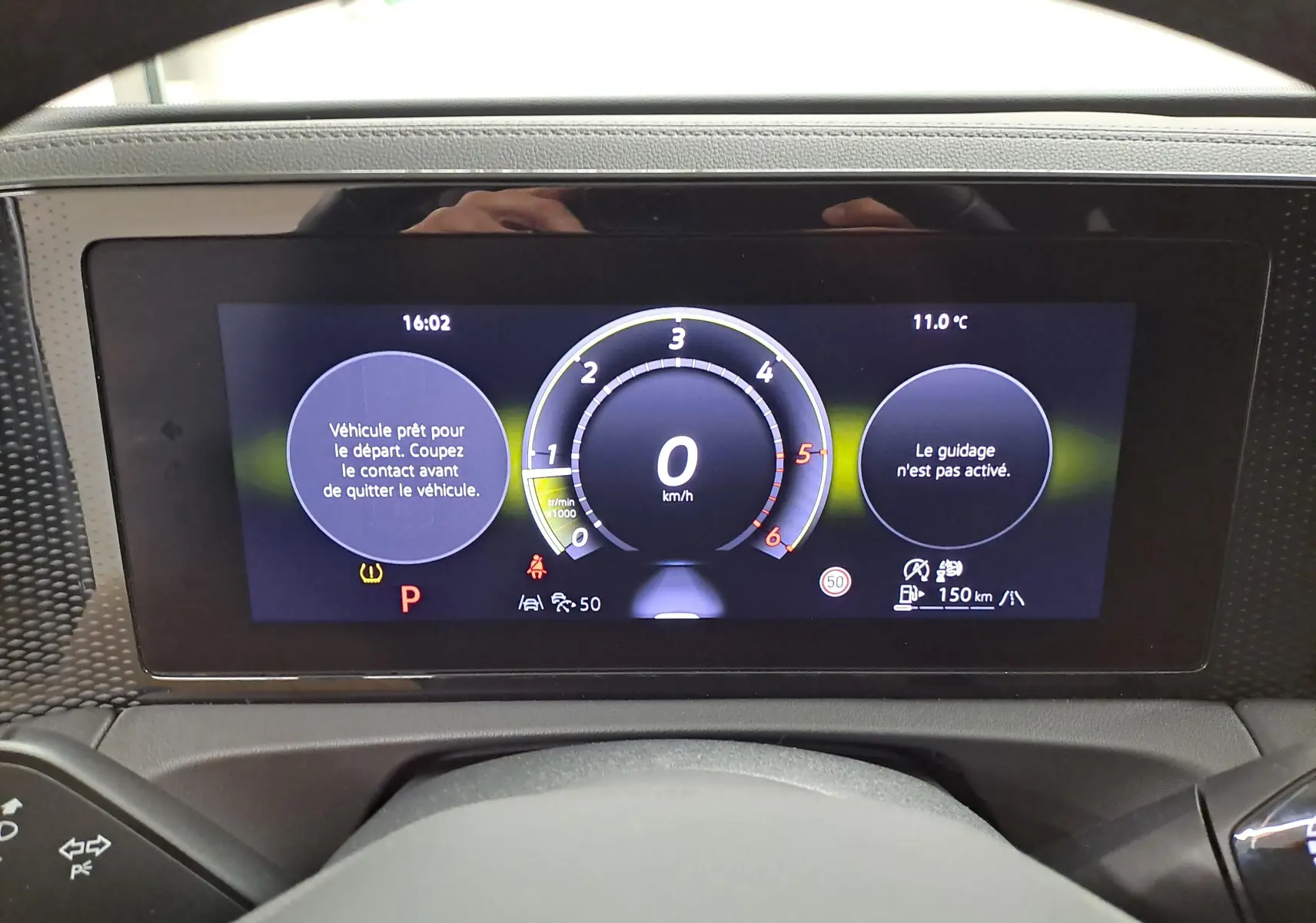 Tableau de bord numérique du Volkswagen Tiguan 2025 affichant la vitesse à 0 km/h et messages d'état du véhicule.