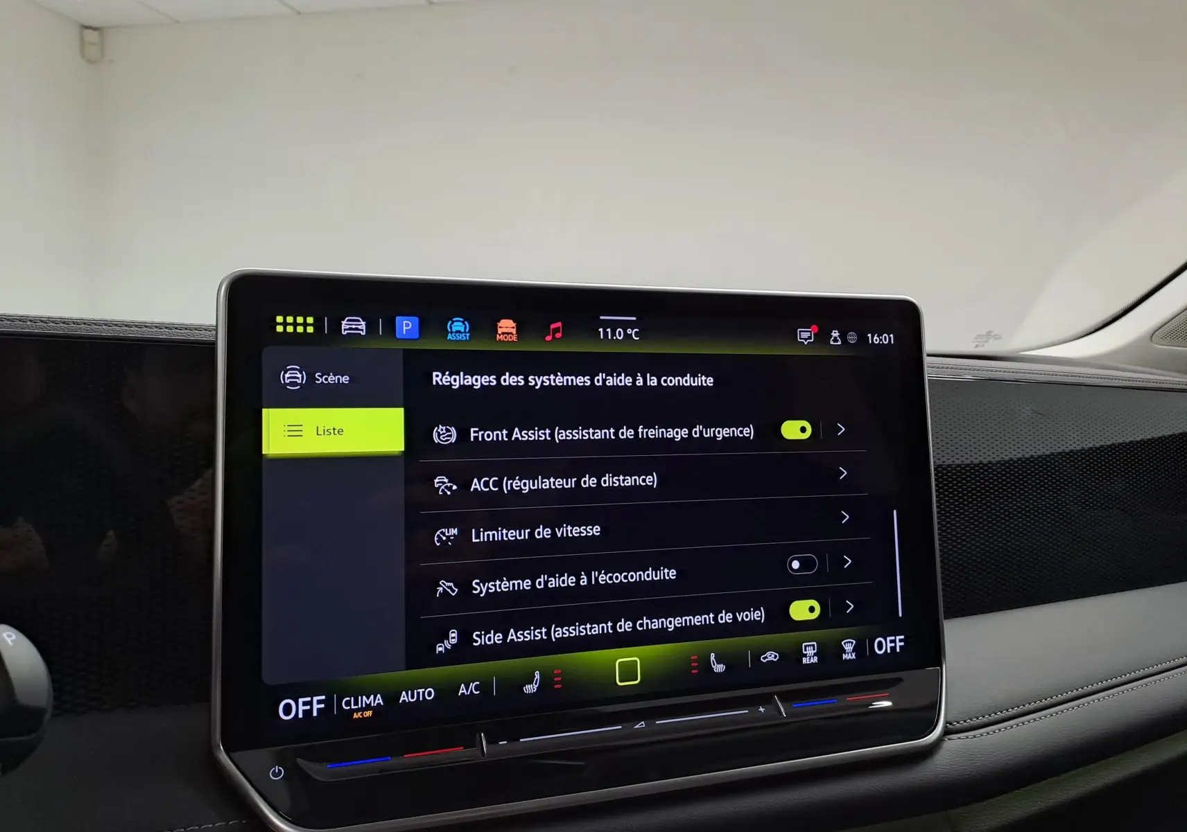 Écran tactile central du Volkswagen Tiguan 2025 affichant les réglages des aides à la conduite, intérieur gris et noir.