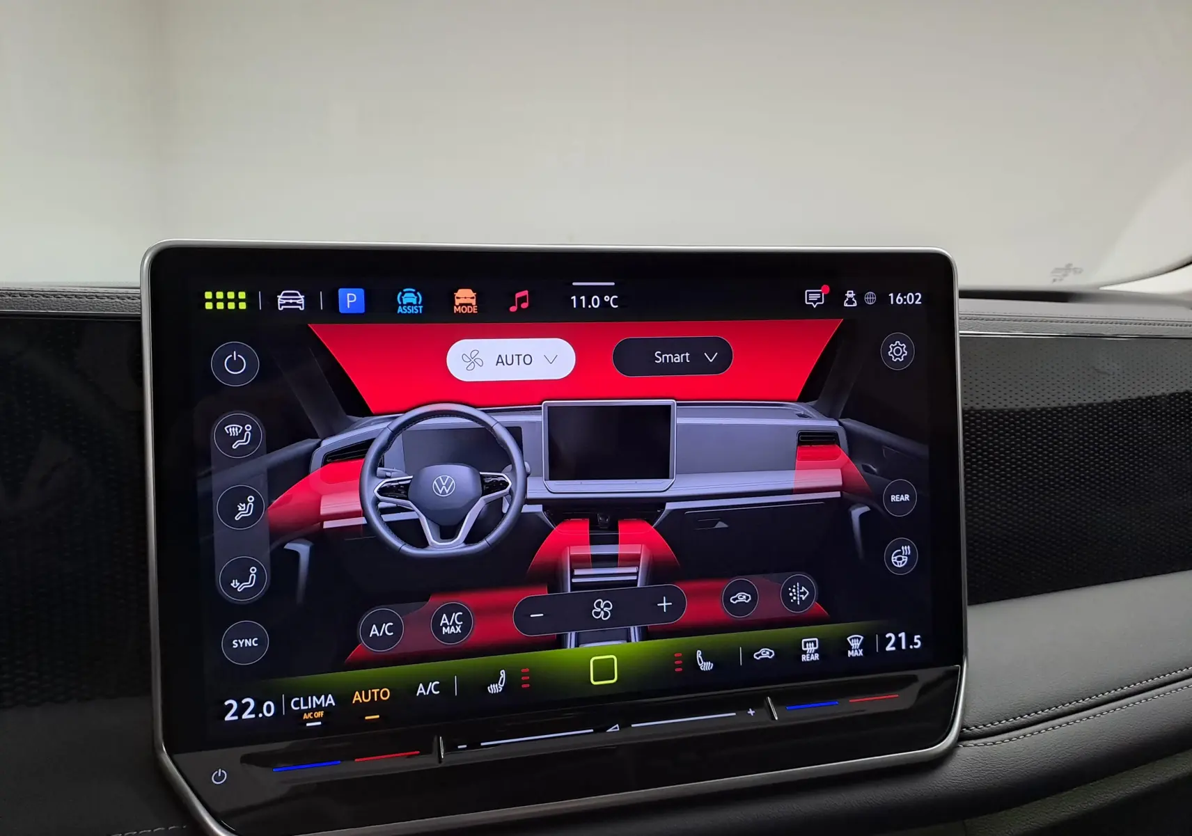 Écran tactile intérieur du Volkswagen Tiguan 2025 affichant le contrôle de la climatisation et le tableau de bord numérique.