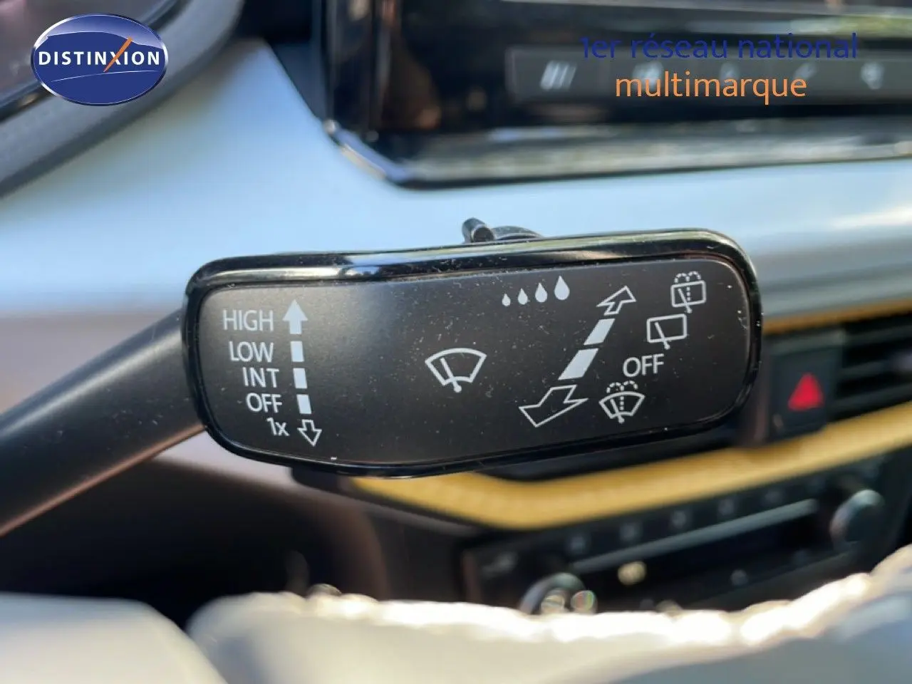 Gros plan sur la commande d’essuie-glace du SEAT Arona 2025, intérieur noir avec détails bois clair.