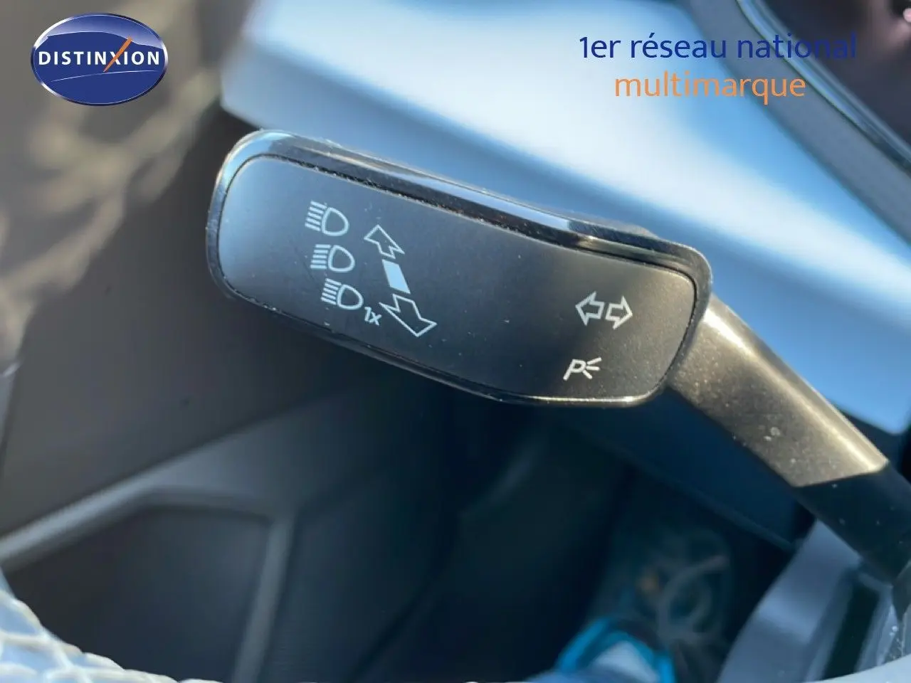Gros plan sur la manette de clignotant du SEAT Arona 2025, intérieur noir avec commandes d’éclairage visibles.