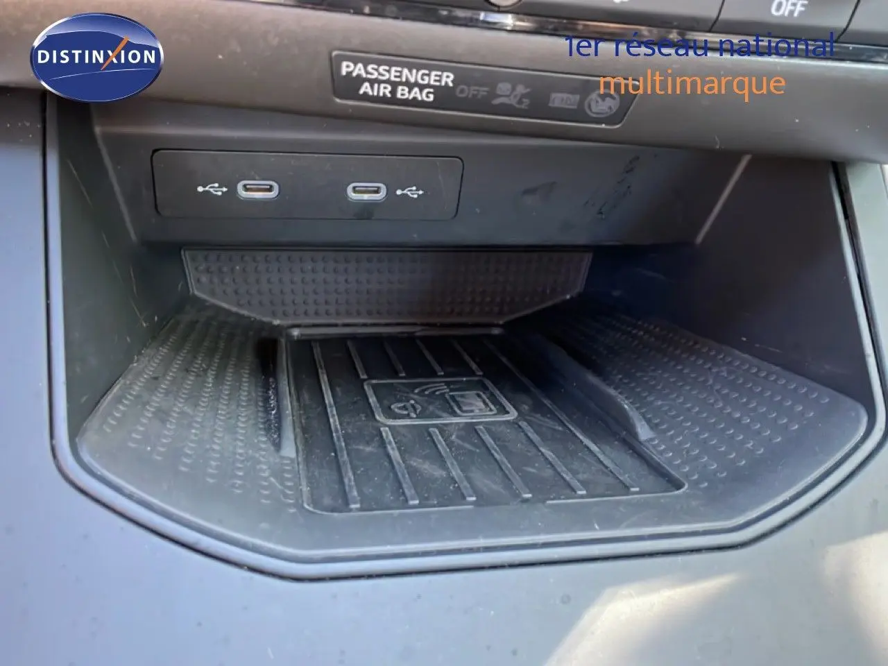Gros plan sur la zone de recharge sans fil et ports USB-C dans l’habitacle du SEAT Arona 2025 blanc toit gris.