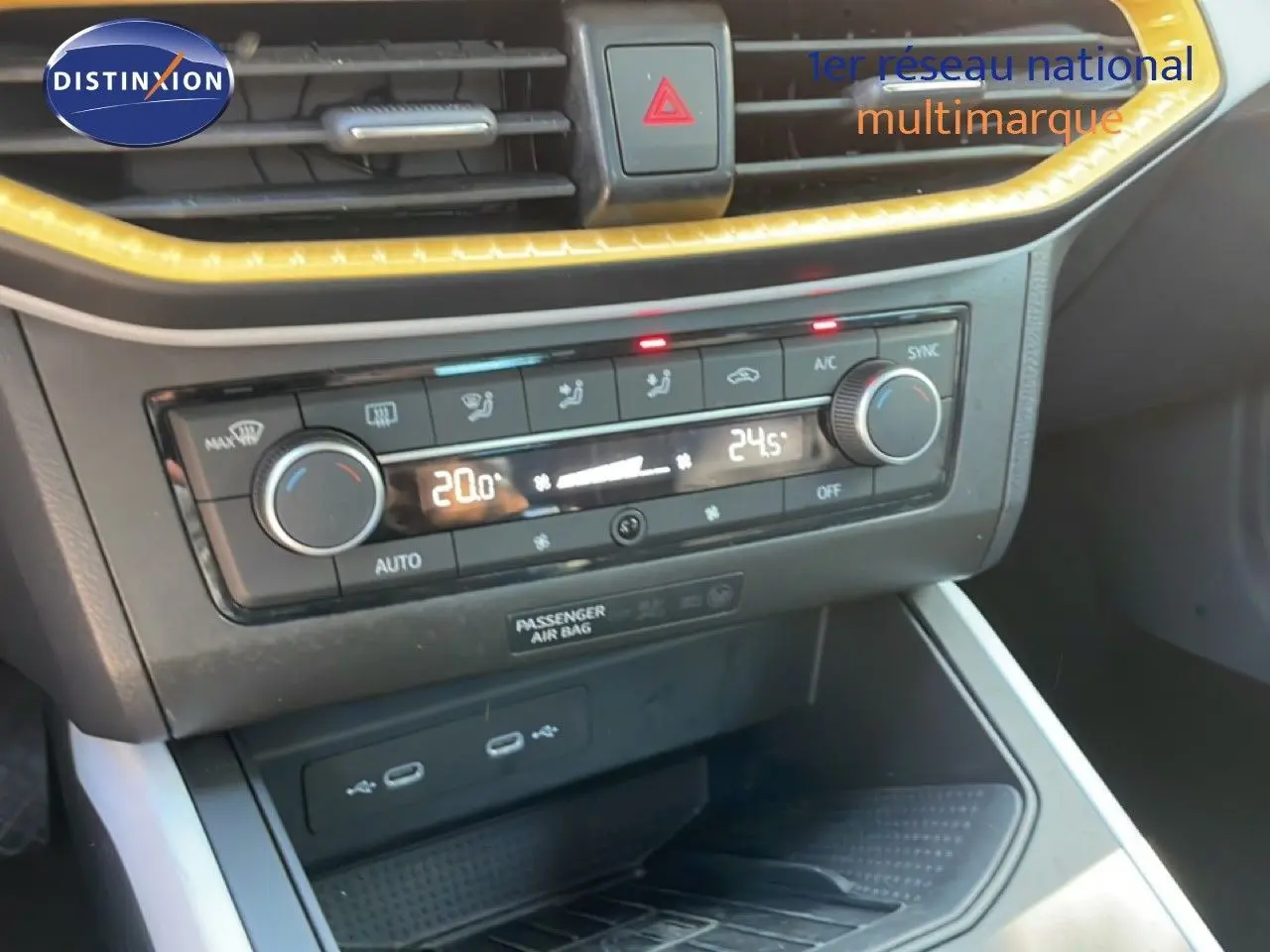 Détail de la console centrale du SEAT Arona 2025, montrant la climatisation automatique avec affichage digital et commandes rotatives.