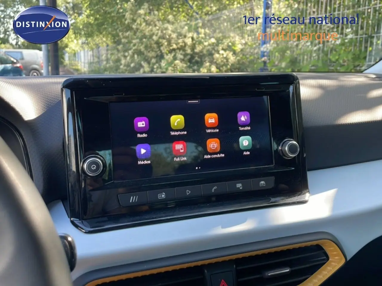 Vue intérieure centrée sur l'écran tactile multimédia du tableau de bord du SEAT Arona 2025, finition Style Special Edition.