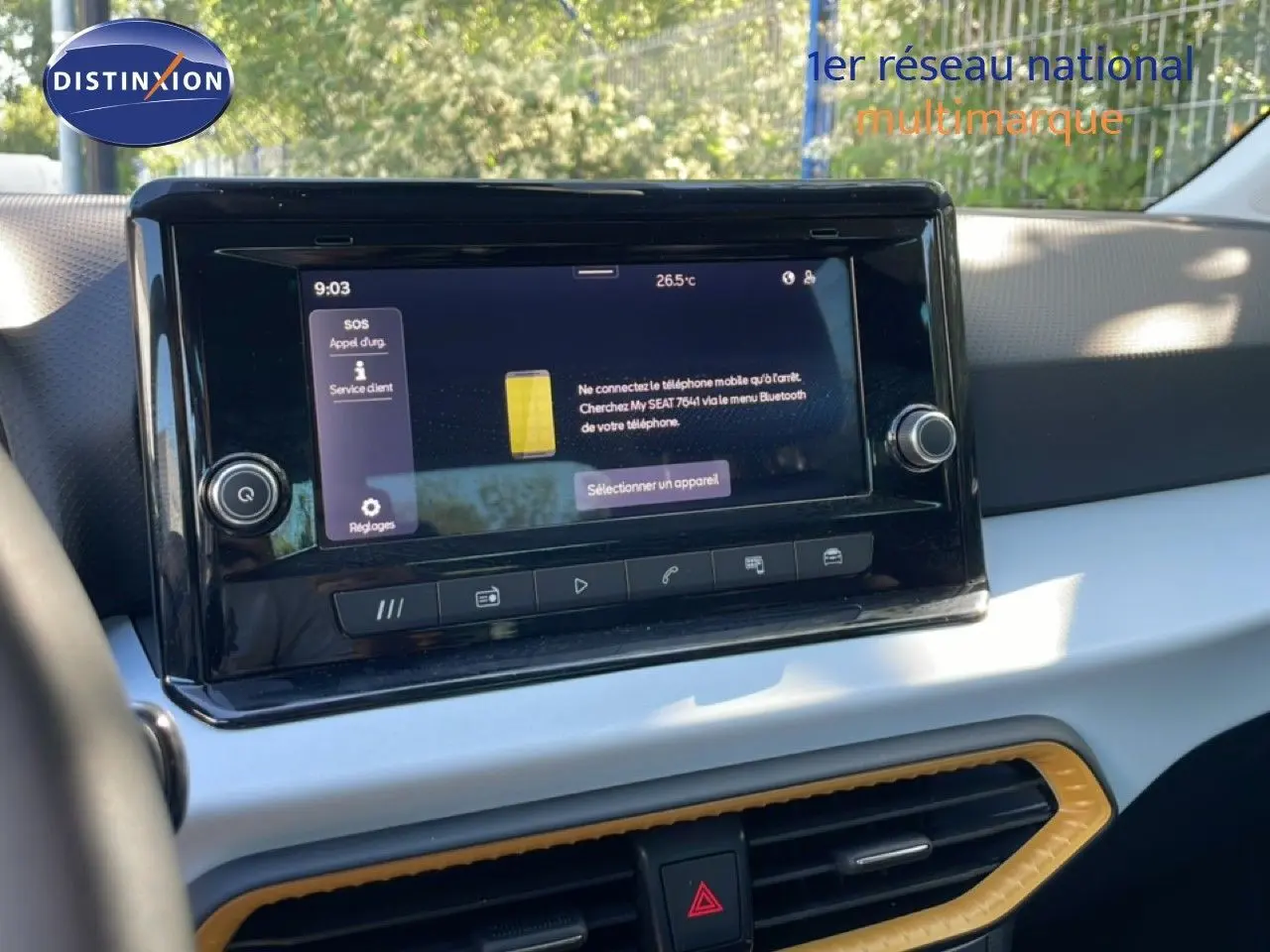 Vue rapprochée de l’écran tactile central du tableau de bord d’un SEAT Arona blanc toit gris, affichant le menu Bluetooth.