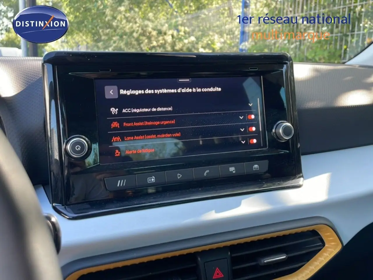 Écran tactile central du tableau de bord du SEAT Arona 2025, affichant les réglages d'aide à la conduite.