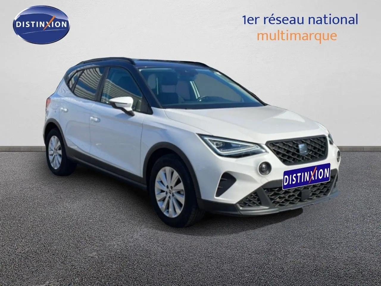 Vue 3/4 avant d’un SEAT Arona blanc avec toit gris, mettant en valeur son design compact et ses optiques LED.