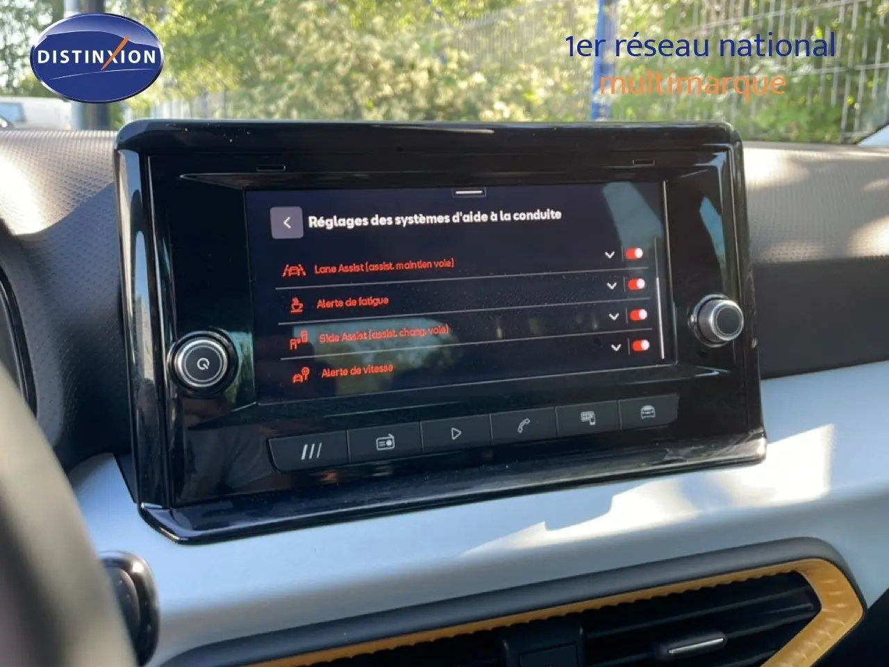 Écran tactile central du tableau de bord du SEAT Arona 2025, affichant les réglages d’aide à la conduite.