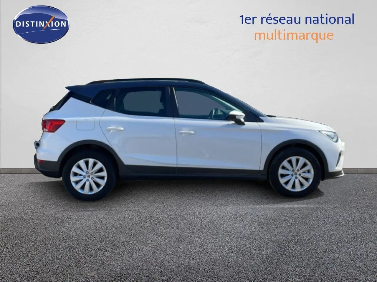 Vue latérale droite du SEAT Arona blanc avec toit gris, soulignant son design compact et moderne.