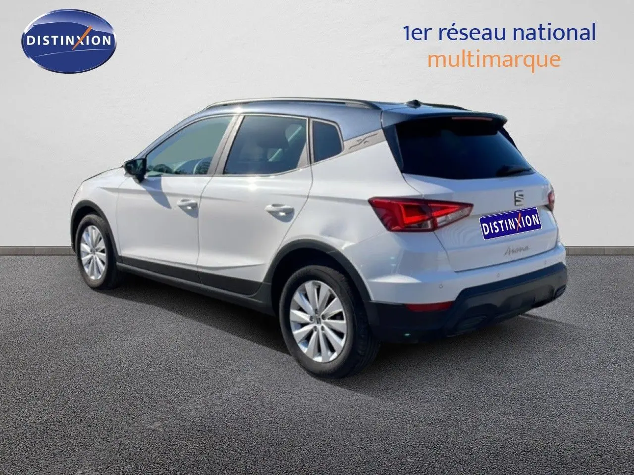 SEAT Arona blanc avec toit gris, vue 3/4 arrière droit, SUV compact essence 2025 finition Style Special Edition.