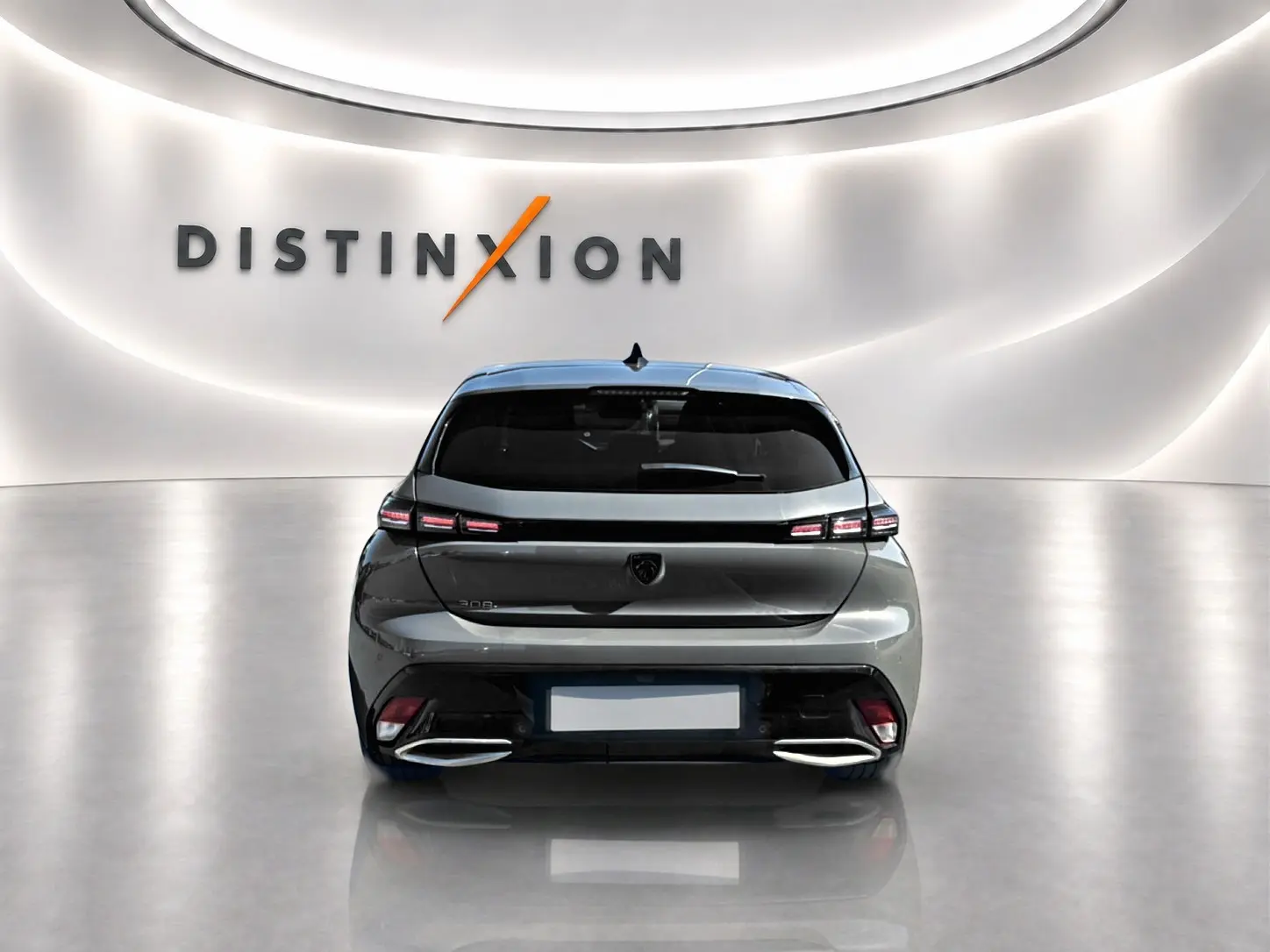 Vue arrière d'une Peugeot 308 gris métallisé 2025 avec feux LED et double sortie d'échappement chromée.