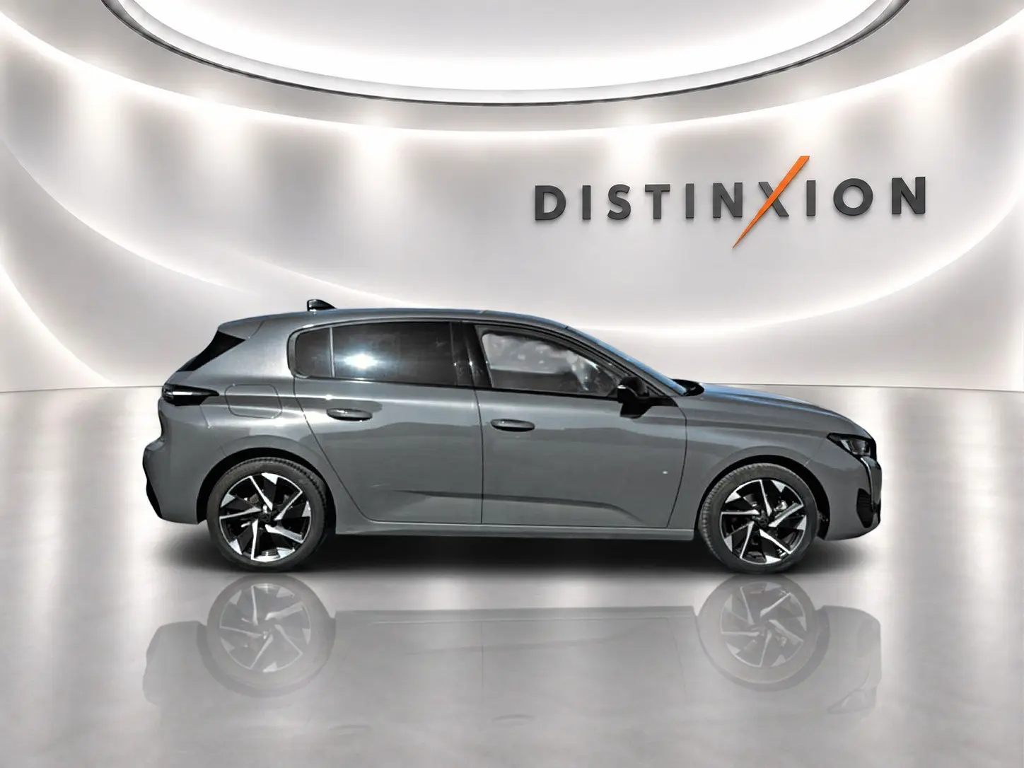 Peugeot 308 gris vue de profil côté gauche, jantes alliage noires et vitres arrière surteintées dans un studio lumineux.