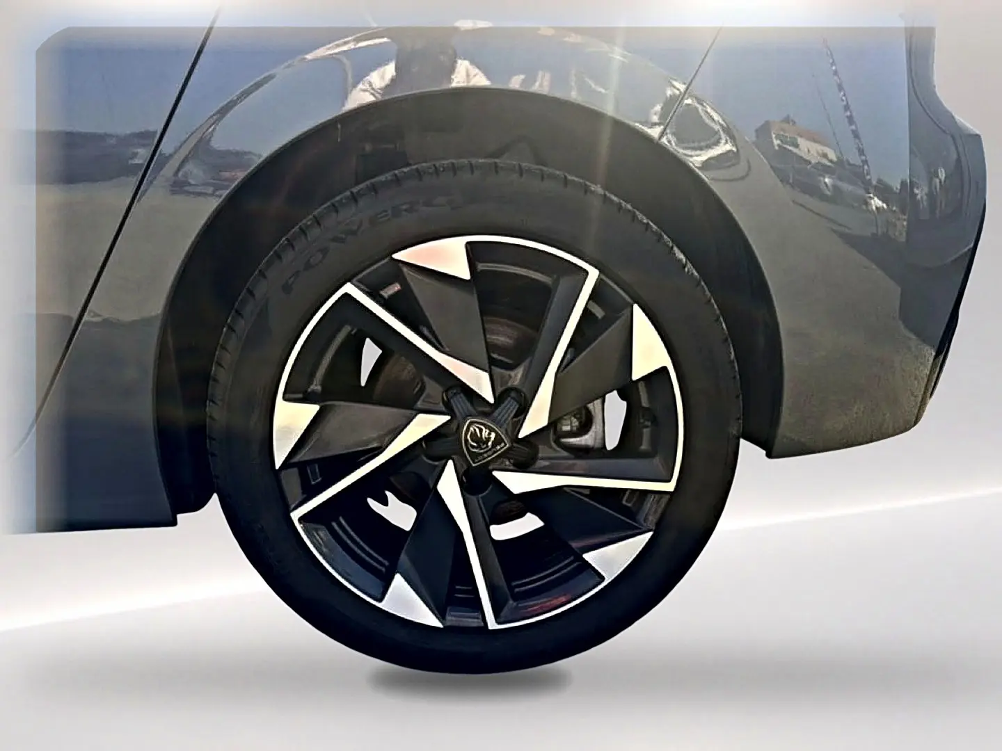 Gros plan sur la roue arrière droite de la Peugeot 308 gris 2025 avec jante alu au design moderne noir et argent.
