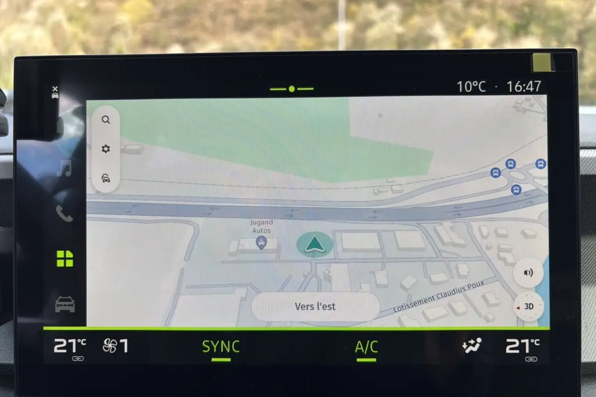 Écran tactile 10,1 pouces du tableau de bord du Dacia Bigster Hybrid affichant la navigation GPS en mode carte.