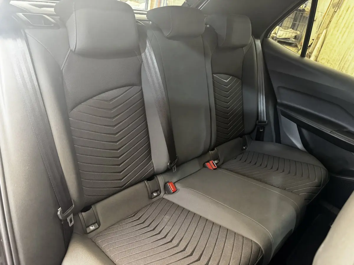 Vue intérieure arrière montrant la banquette noire avec motifs géométriques du CUPRA BORN 230ch 2023.