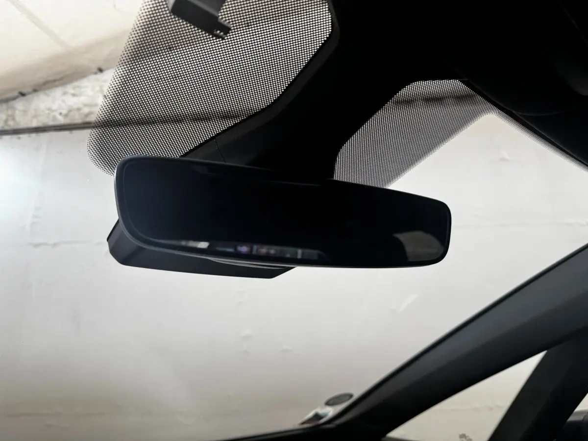 Rétroviseur intérieur noir de la CUPRA BORN 230ch 2023, vue rapprochée depuis l'habitacle côté conducteur.