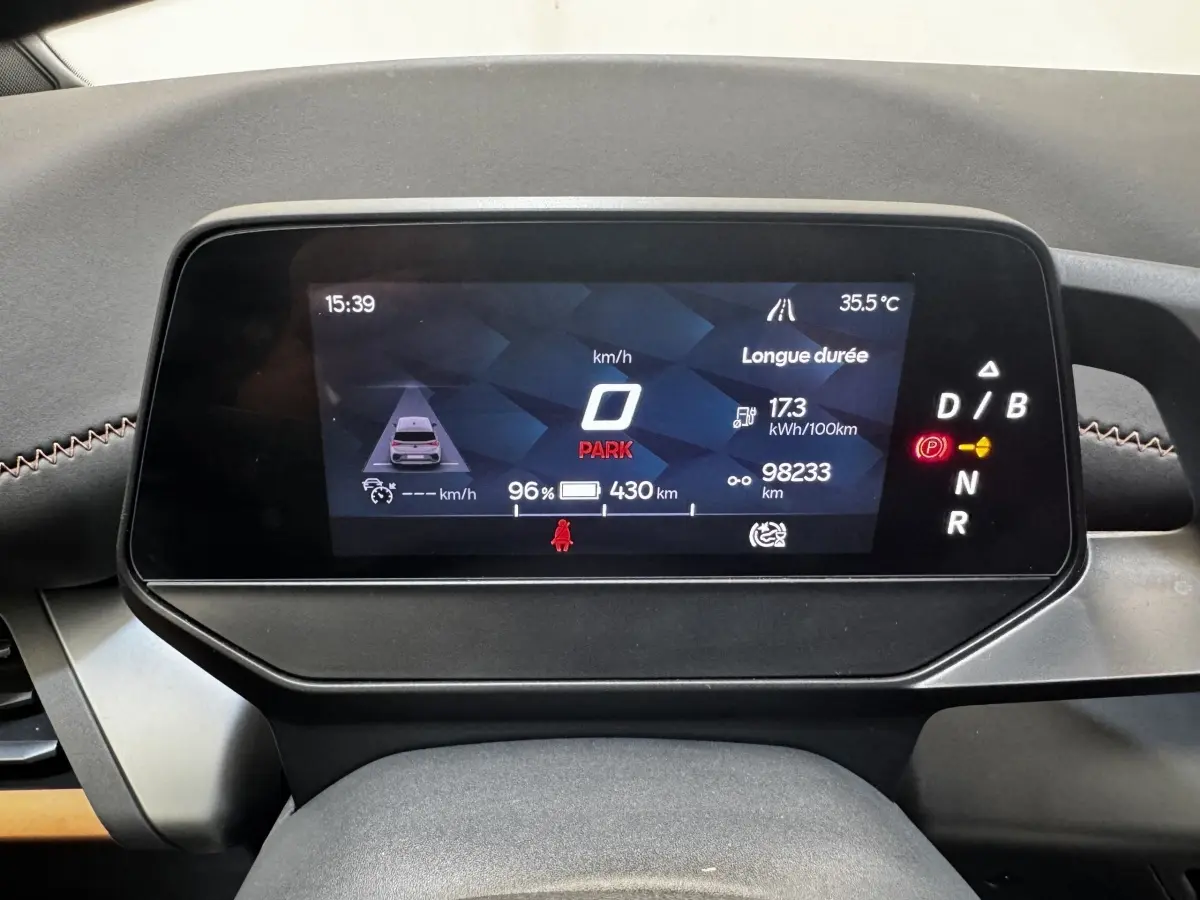Gros plan sur le combiné d'instruments numérique du tableau de bord du CUPRA BORN gris foncé, affichage digital en marche.