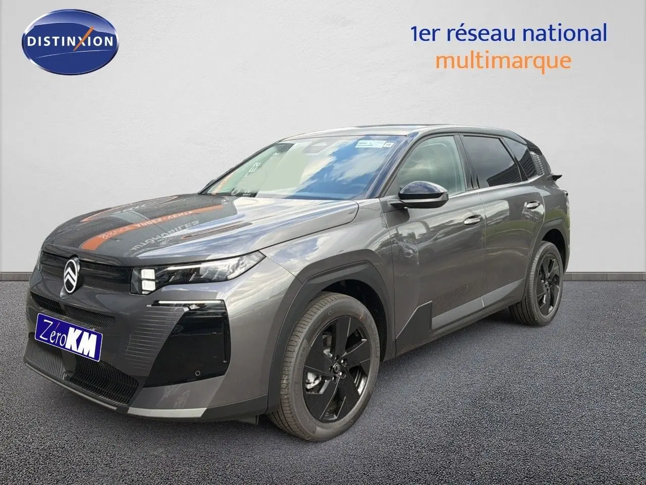 Vue 3/4 avant droite du Citroën C5 Aircross Hybrid gris platinium métallisé avec jantes noires et calandre moderne.