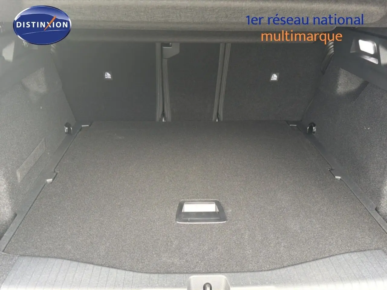 Coffre spacieux du Citroën C5 Aircross Hybrid 145ch gris platinium, vue intérieure du compartiment arrière.
