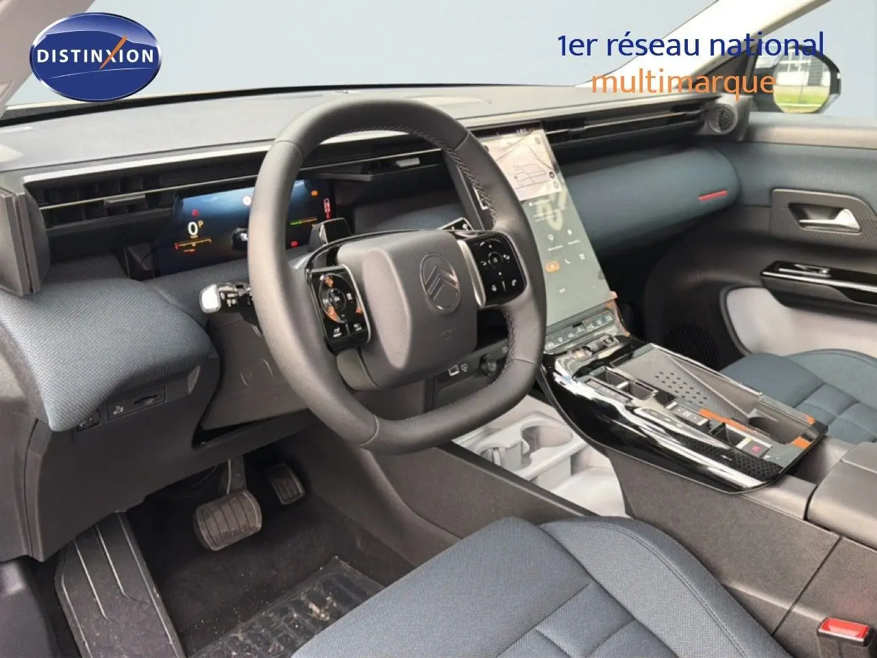 Vue intérieure côté conducteur du Citroën C5 Aircross Hybrid 2026 avec tableau de bord numérique et écran tactile vertical.