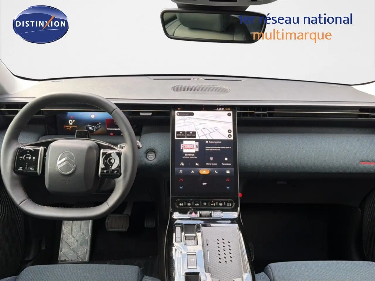 Vue intérieure du tableau de bord et volant du Citroën C5 Aircross Hybrid gris platinium, avec écran tactile vertical central.