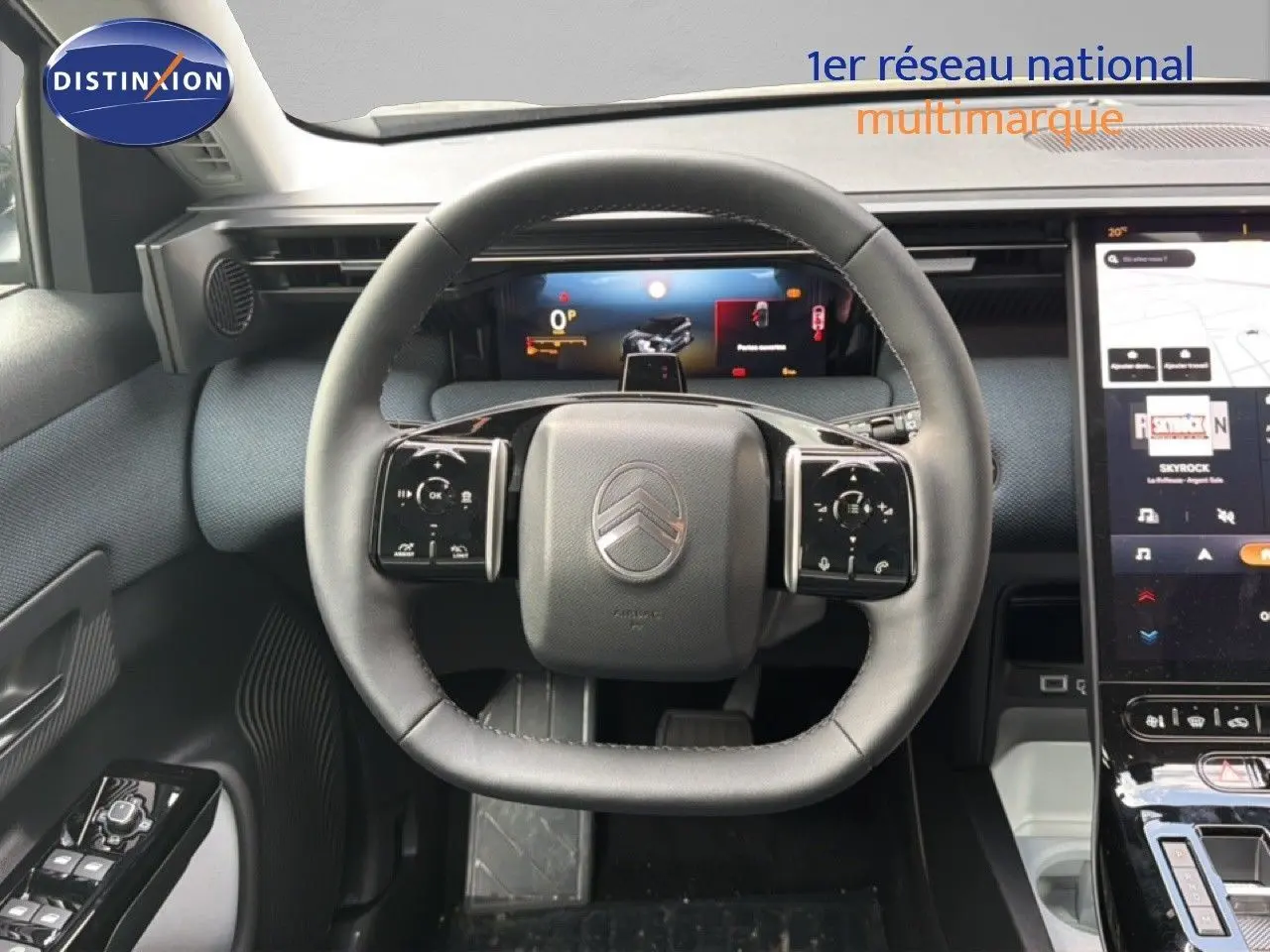 Vue centrée sur le volant cuir noir du Citroën C5 Aircross Hybrid 2026 avec tableau de bord digital et écran tactile.