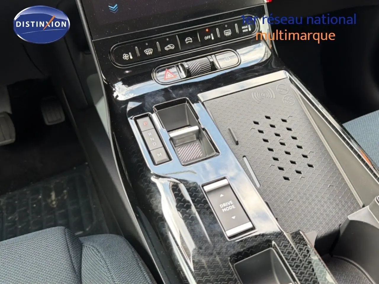 Gros plan sur la console centrale noire brillante du Citroën C5 Aircross Hybrid 2026 avec commandes de boîte auto et mode de conduite.
