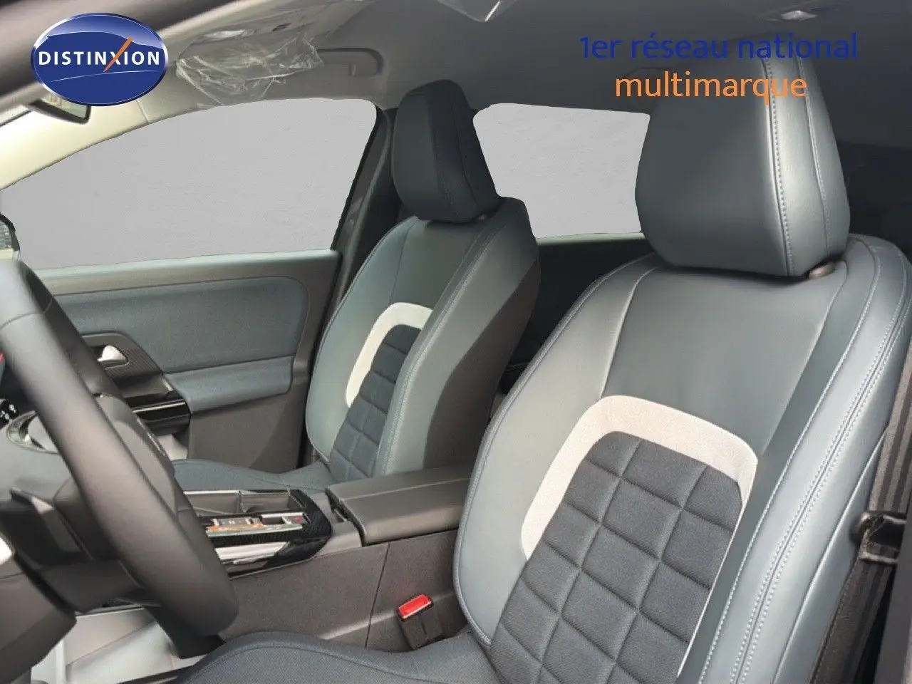 Vue intérieure côté conducteur du Citroën C5 Aircross Hybrid 2026 avec sièges gris cuir et tissu à motif carré.