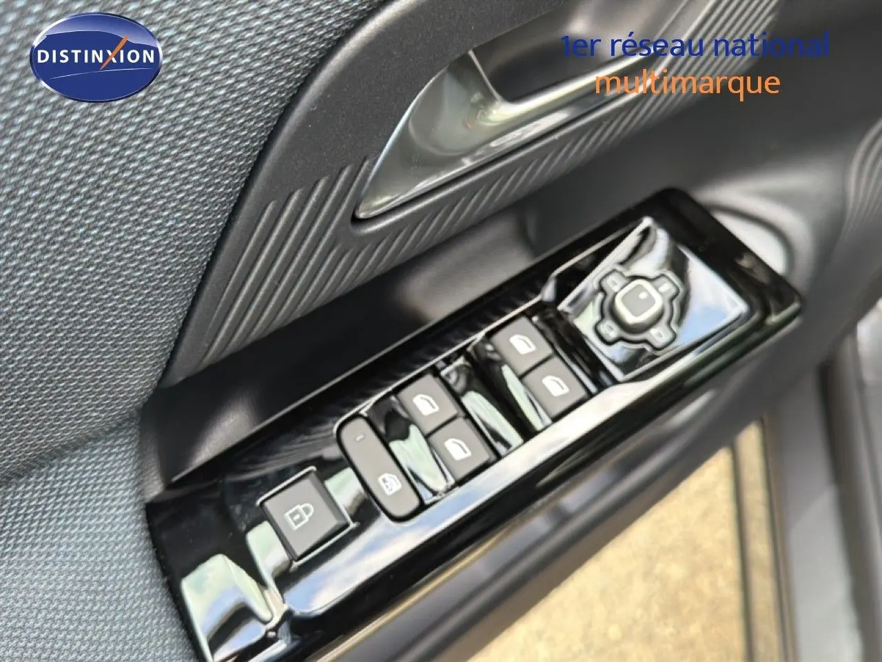 Gros plan sur les commandes de lève-vitres et rétroviseurs côté conducteur du Citroën C5 Aircross Hybrid 2026.