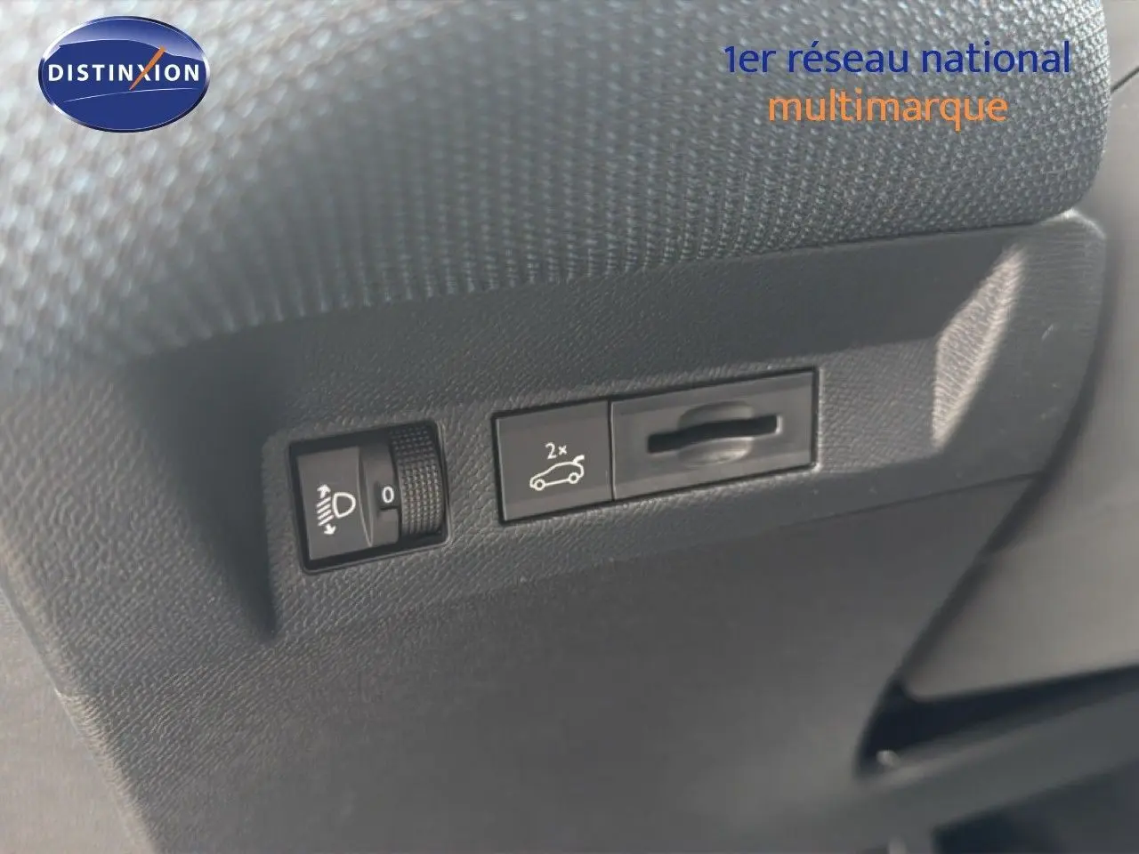 Détail des commandes d'ouverture du coffre et réglage des phares sur un Citroën C5 Aircross gris platinium.