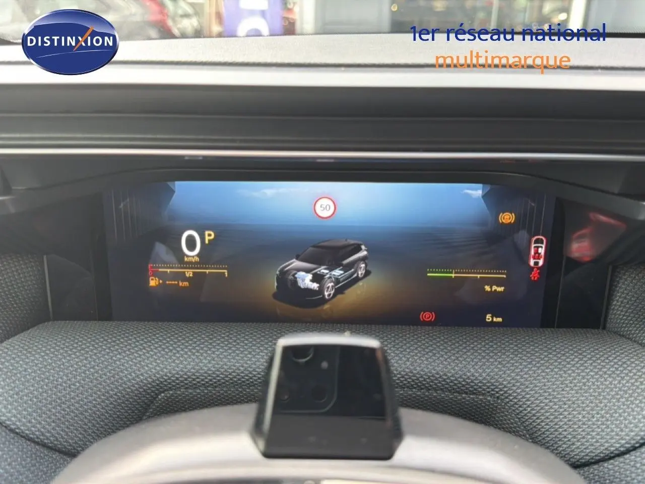 Tableau de bord numérique du Citroën C5 Aircross Hybrid 2026, affichage de la consommation et état du véhicule.