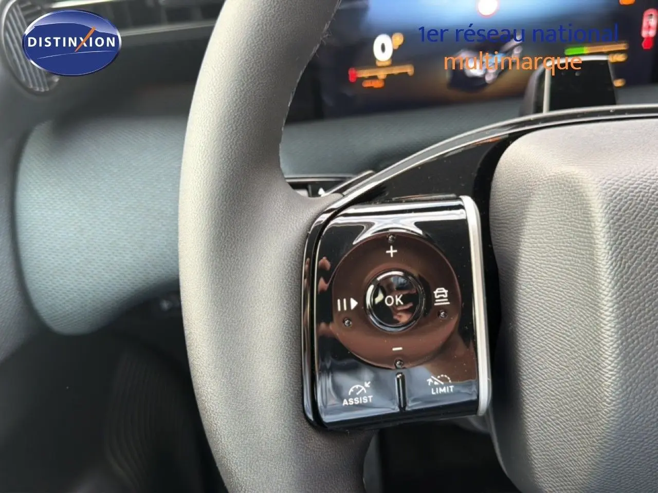 Gros plan sur les commandes au volant du Citroën C5 Aircross Hybrid 2026, finition gris platinium métal.