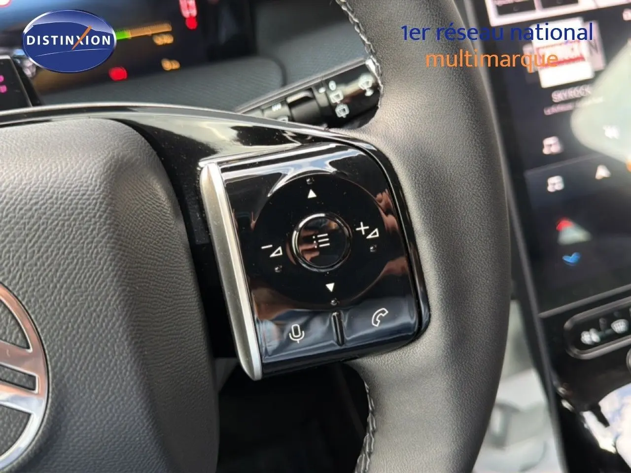 Gros plan sur le volant cuir du Citroën C5 Aircross Hybrid 2026, avec commandes audio et téléphone intégrées.