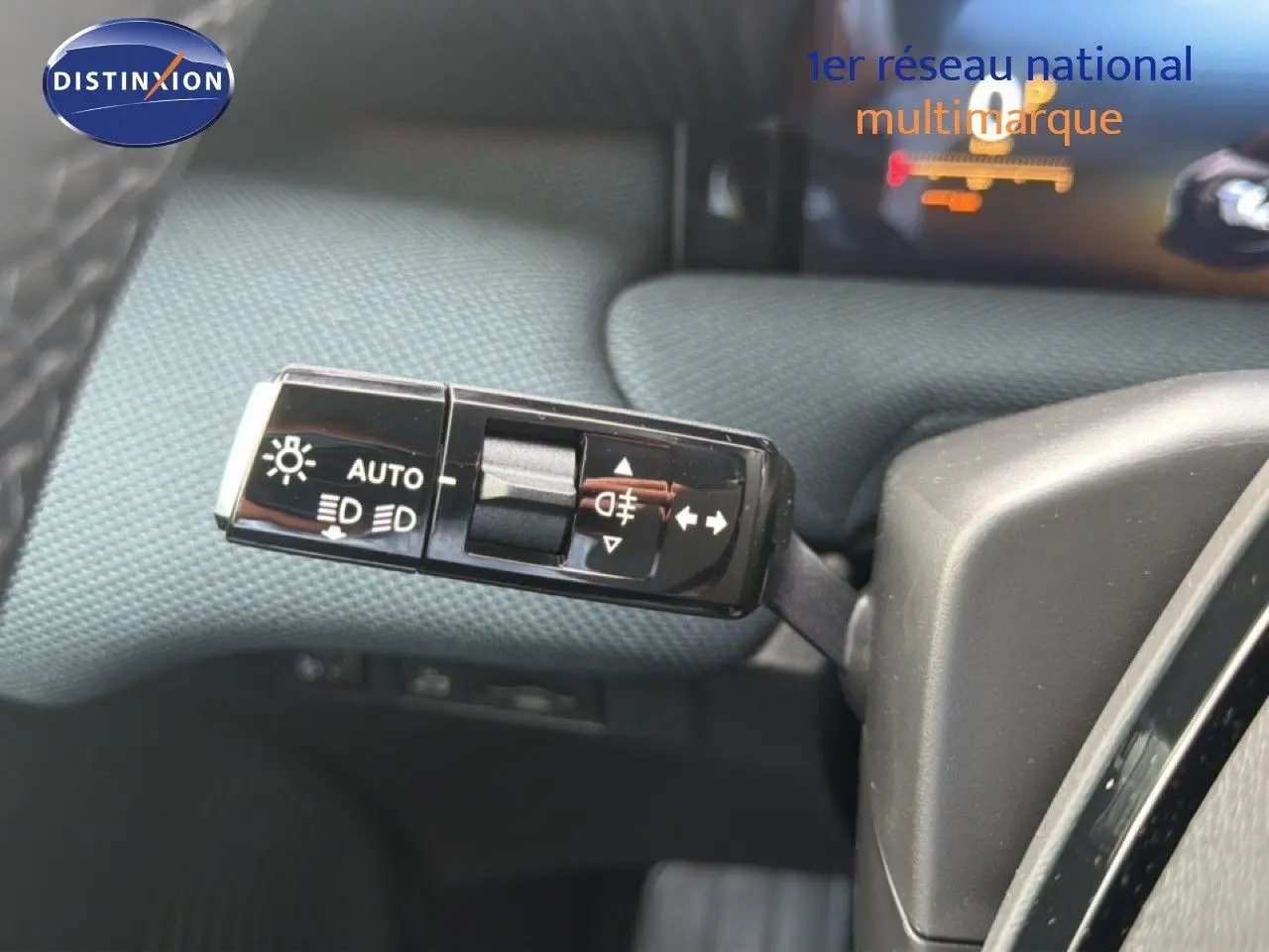 Gros plan sur la commande des phares et clignotants dans l’habitacle gris platinium du Citroën C5 Aircross Hybrid 2026.