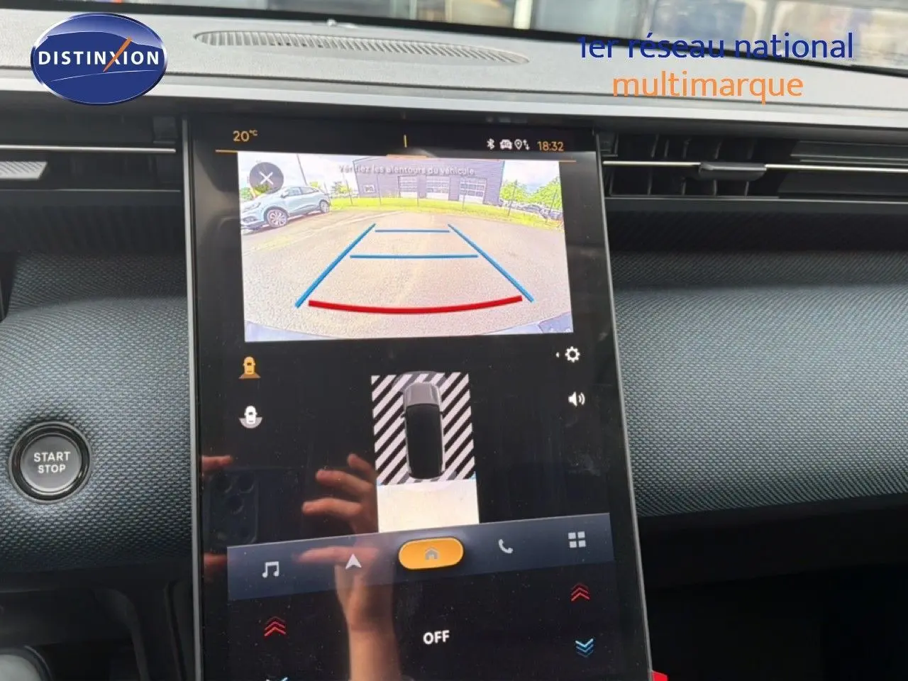 Vue rapprochée de l’écran tactile intérieur du Citroën C5 Aircross Hybrid gris platinium montrant la caméra de recul en action.